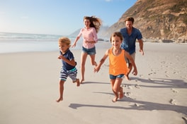 משפחה בחוף הים בחו"ל משפחה בחוף הים בחו"ל