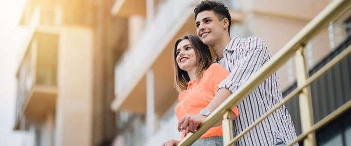 זוג בדירה עם ביטוח דירה זוג בדירה עם ביטוח דירה