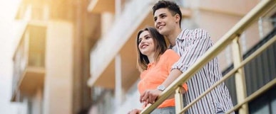 זוג בדירה עם ביטוח דירה זוג בדירה עם ביטוח דירה