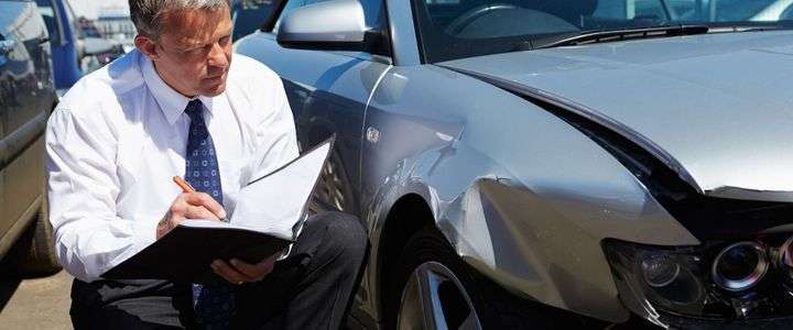 שמאי רכב בזמן ביצוע בדיקה