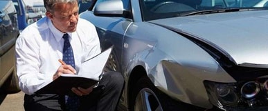 שמאי רכב בזמן ביצוע בדיקה שמאי רכב בזמן ביצוע בדיקה