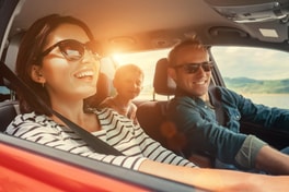 משפחה ברכב עם ביטוח מקיף משפחה ברכב עם ביטוח מקיף