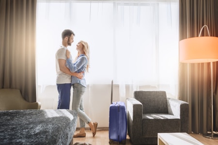 זוג בדירה עם ביטוח תכולה זוג בדירה עם ביטוח תכולה