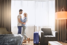 זוג בדירה עם ביטוח תכולה זוג בדירה עם ביטוח תכולה