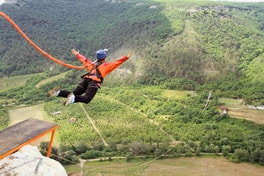 בחורה בטיול אתגרי בחו"ל בחורה בטיול אתגרי בחו"ל