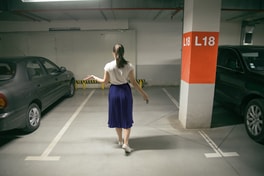 נהגת שרכבה נגנב נהגת שרכבה נגנב