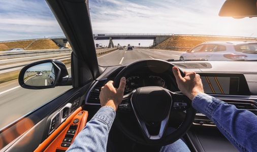 רכב נוסע בכביש רכב נוסע בכביש