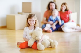 ילדה בתוך דירה מבוטחת ילדה בתוך דירה מבוטחת