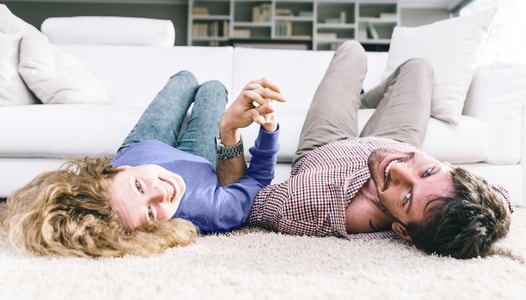 זוג בדירה עם מערכת מיגון זוג בדירה עם מערכת מיגון