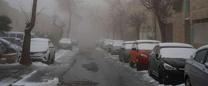 רכב שנוסע בביטחה בחורף רכב שנוסע בביטחה בחורף