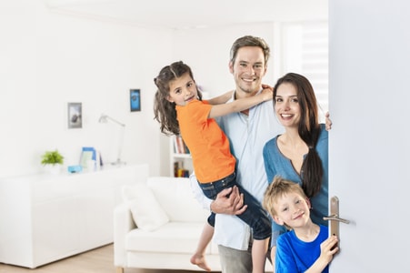 משפחה בתוך דירה עם משכנתא משפחה בתוך דירה עם משכנתא