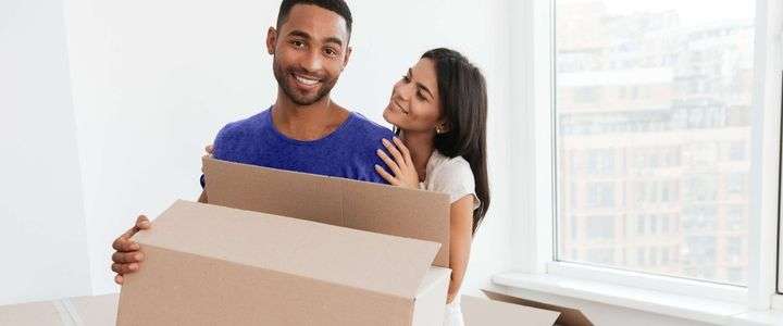 זוג בדירה לפני לקיחת משכנתא