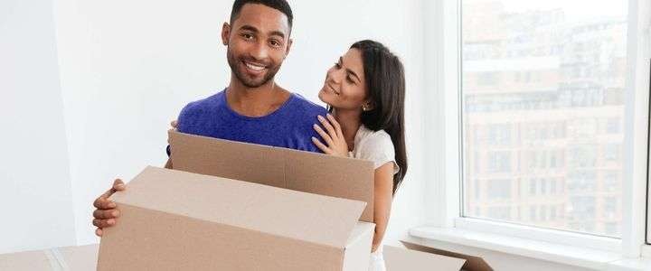 זוג בדירה לפני לקיחת משכנתא זוג בדירה לפני לקיחת משכנתא