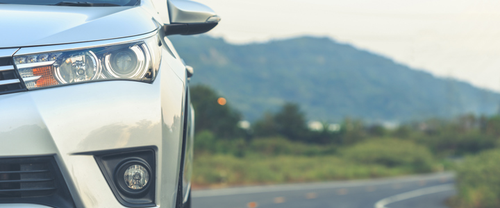 רכב נוסע בכביש רכב נוסע בכביש